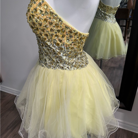 Adorable party/grad dress - Picture 3 of 9